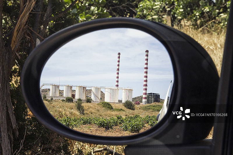 希腊，劳里翁，翼后视镜中反射的燃气发电站图片素材