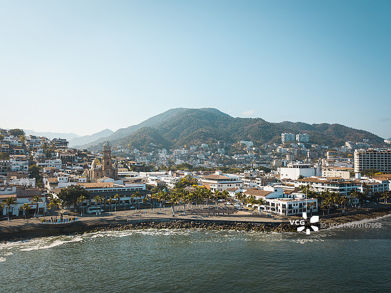 墨西哥巴亚尔塔港老城，教堂与海滨大道图片素材