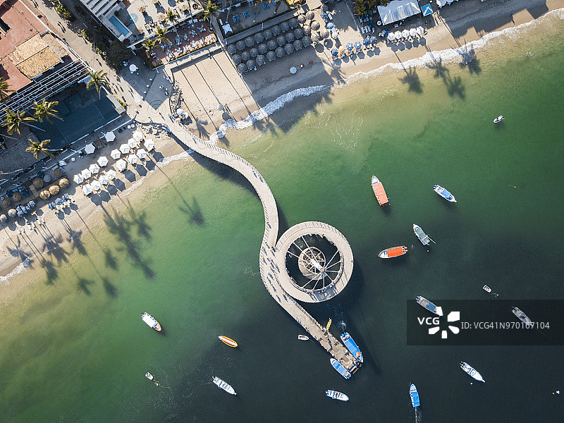 墨西哥哈利斯科州巴亚尔塔港洛斯穆埃托斯海滩和码头鸟瞰图片素材