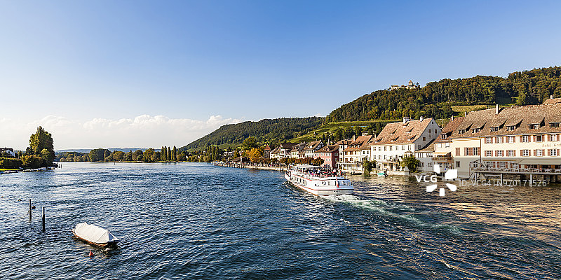 瑞士沙夫豪森莱茵河畔施泰因游船和霍恩克林根城堡图片素材