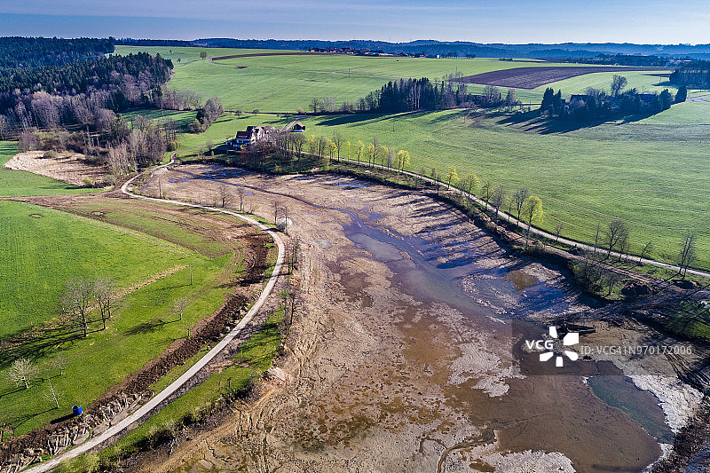德国巴登-符腾堡州：艾希斯特鲁特水库鸟瞰图，空置的滞洪盆地图片素材