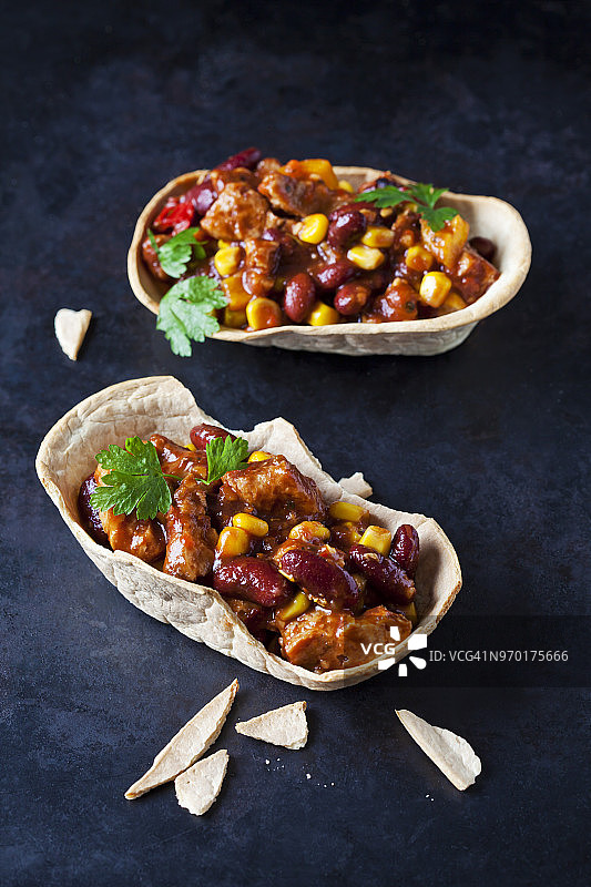 装在食用碗里的豆肉条素食辣椒图片素材