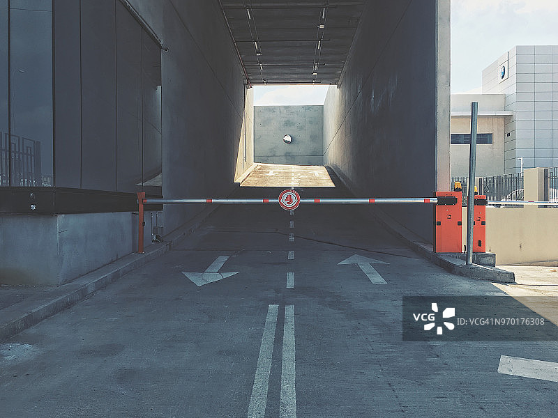 办公楼停车场入口与栏杆图片素材