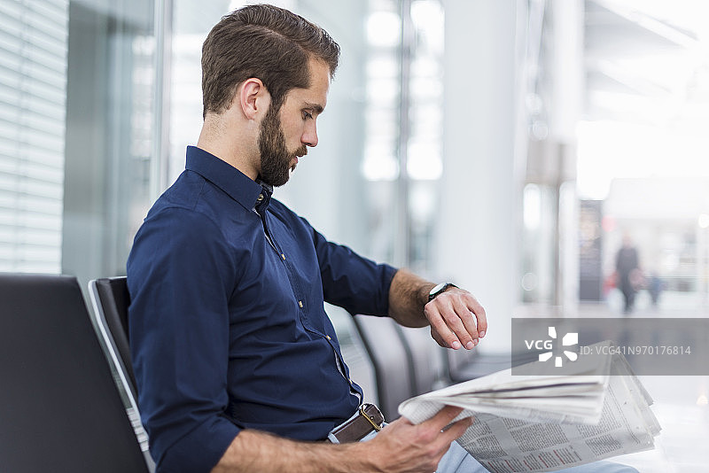年轻商人在等候区查看时间图片素材