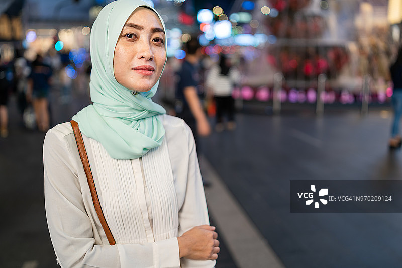 年轻自信的穆斯林女人图片素材