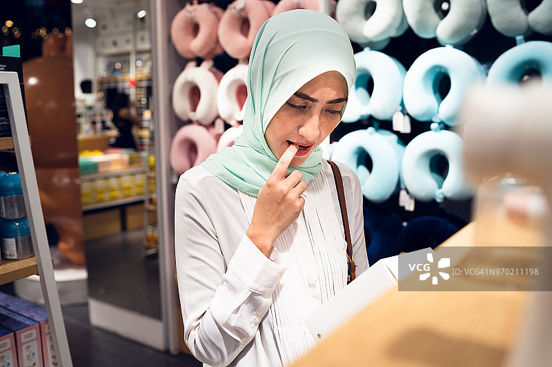 穆斯林妇女购物图片素材