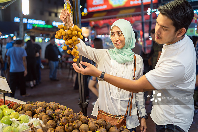 情侣在马来西亚吉隆坡阿罗街购物图片素材