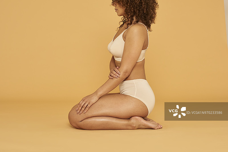 跪着的女人侧面人像图片素材