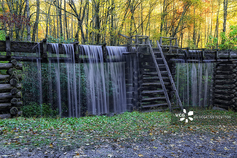 水流溢出磨槽，为农业磨坊的研磨石提供动力。梯子用于连接一个转换器，它本质上是磨坊的开关。图片素材