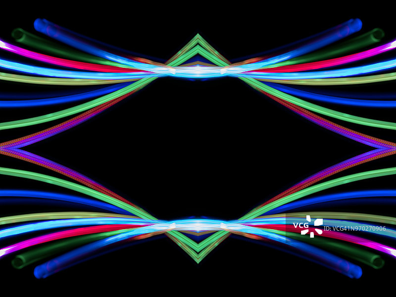 特写：红绿蓝彩色光束交织抽象图案，黑色背景图片素材