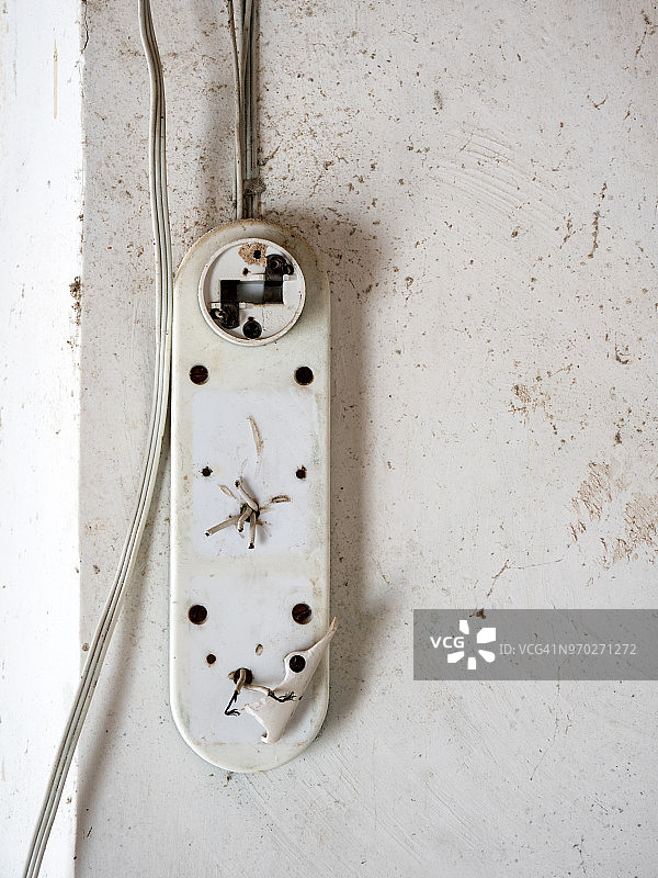白色墙壁上的老式电气连接图片素材