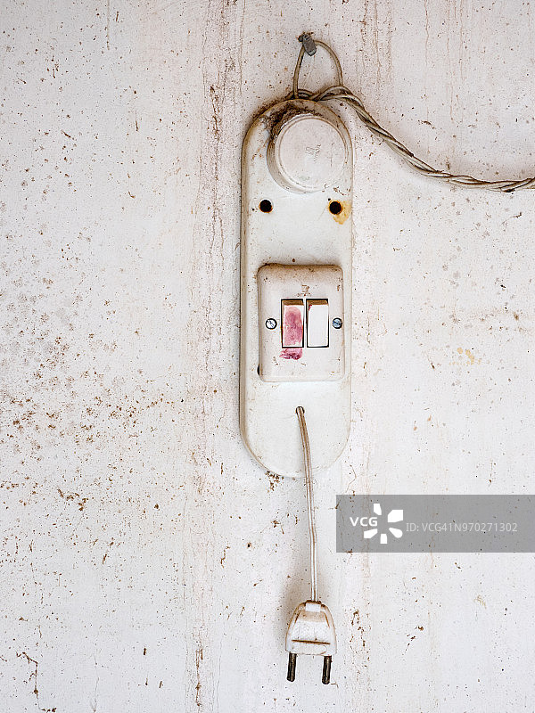 白色墙壁上的老式电气连接图片素材