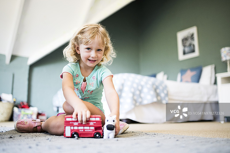 在家玩玩具的女孩肖像图片素材