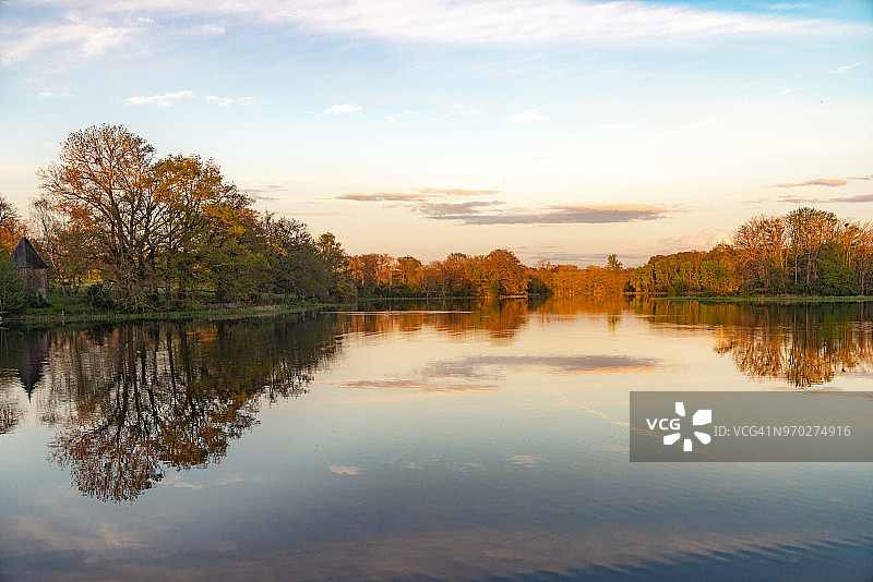 法国乡村中心的湖畔傍晚图片素材