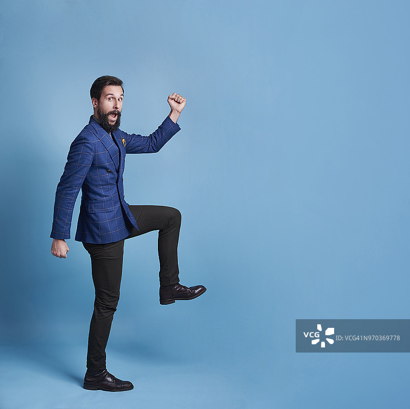 走路或锻炼的滑稽男商人，波兰德比察图片素材