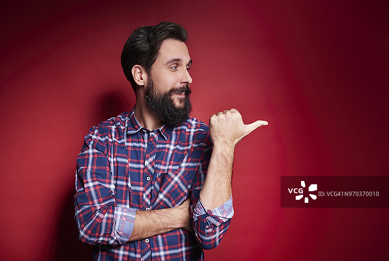 男人指向空白处图片素材