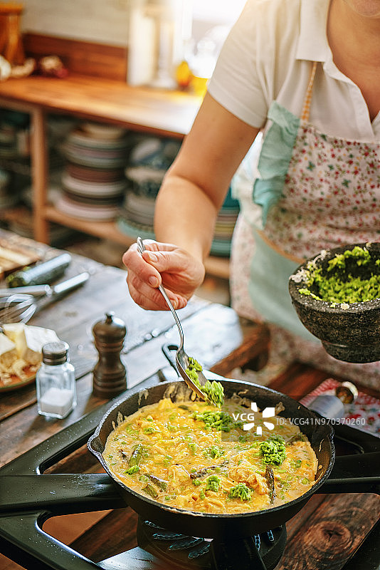 准备芦笋豌豆帕尔马干酪烘蛋图片素材
