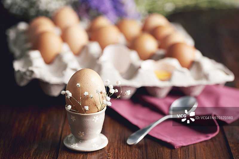 鸡蛋杯中的煮鸡蛋，波兰德比察图片素材