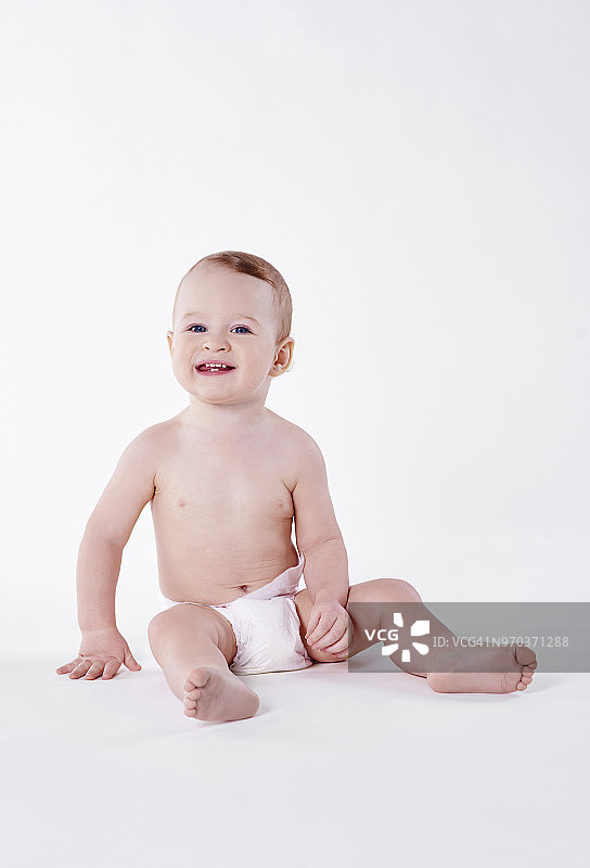 宝宝穿着尿布坐着，影棚拍摄图片素材