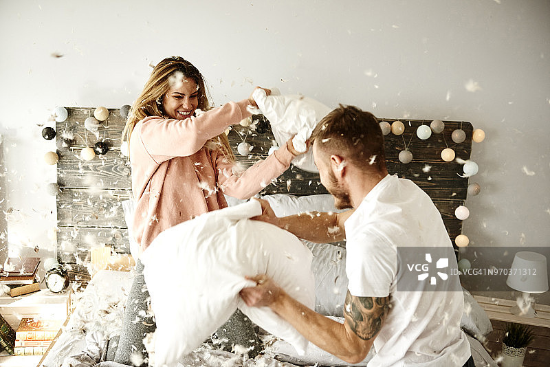 情侣在波兰德比察玩枕头大战图片素材