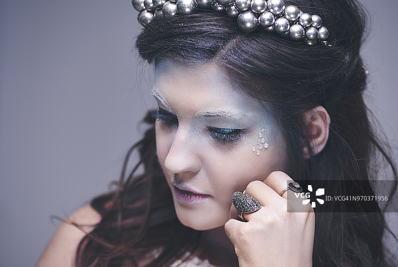 装扮成冰雪少女的沉思悲伤表情的女性特写图片素材