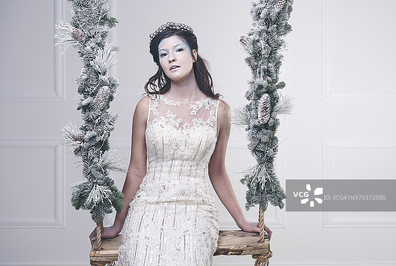 装扮成雪后的模特好奇地眺望远方，波兰德比察图片素材