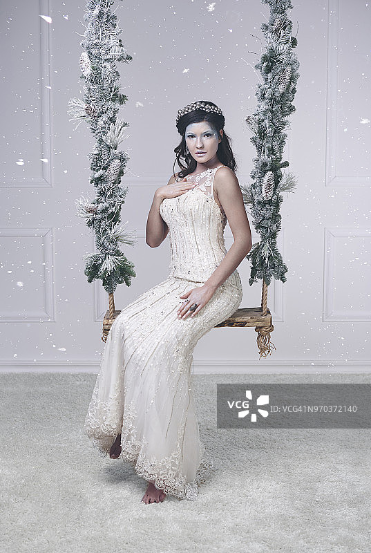 装扮成冰雪女王的女子在秋千上图片素材