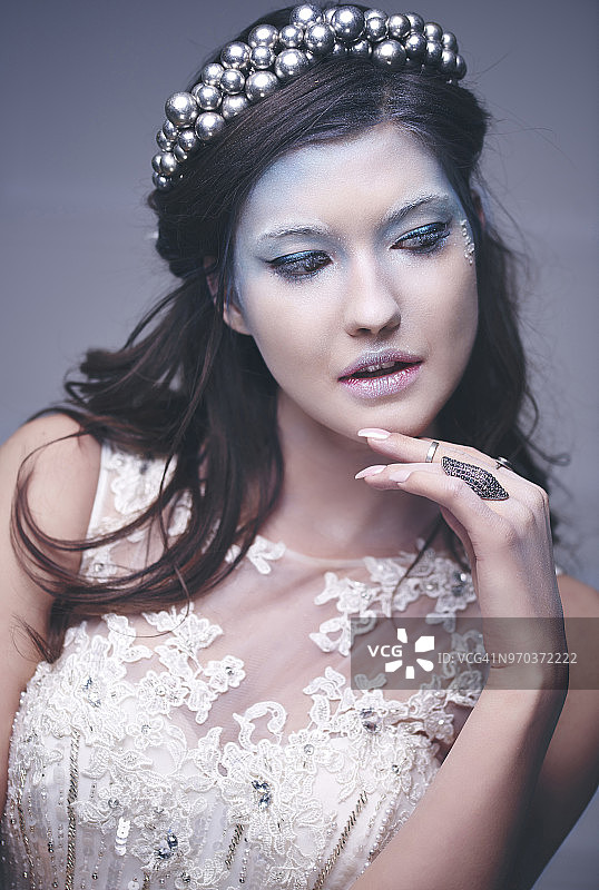 身穿雪姑娘服装的女子在影棚拍摄肖像，波兰德比察图片素材