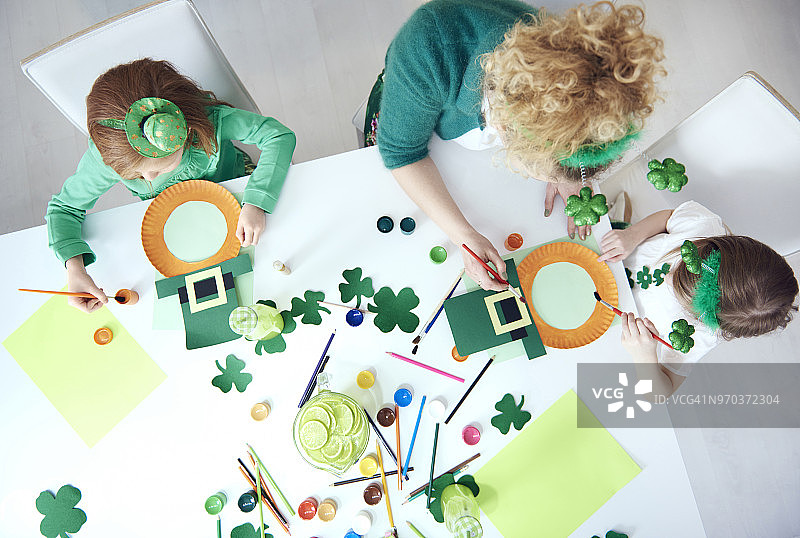 家庭准备圣帕特里克节装饰品，波兰德比察图片素材