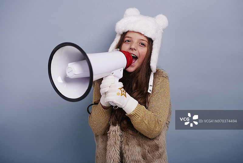 女孩高兴地用扩音器喊话，波兰德比察图片素材