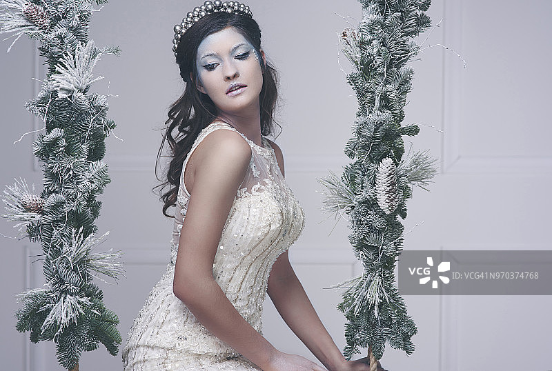 身穿冰雪女王服装的女人的侧面照，波兰德比察图片素材