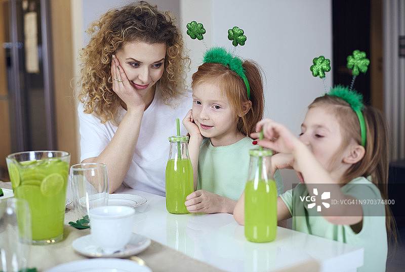 女人和孩子们在家里庆祝圣帕特里克节。波兰德比察图片素材