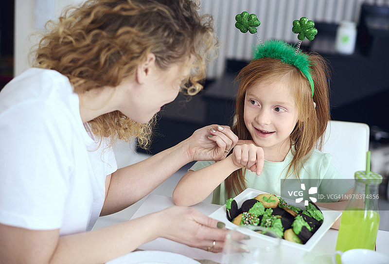 快乐的妈妈逗女儿笑，德比察，波兰图片素材