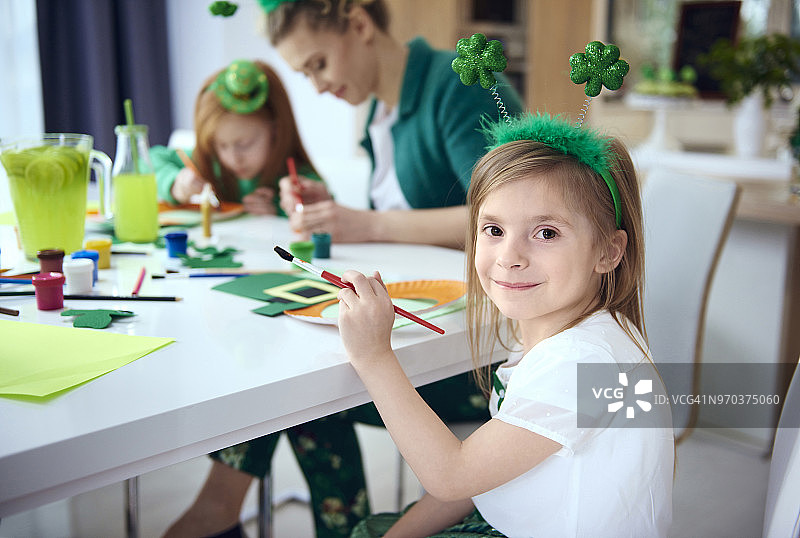 在波兰杰比卡为圣帕特里克节绘制装饰品的女孩肖像图片素材