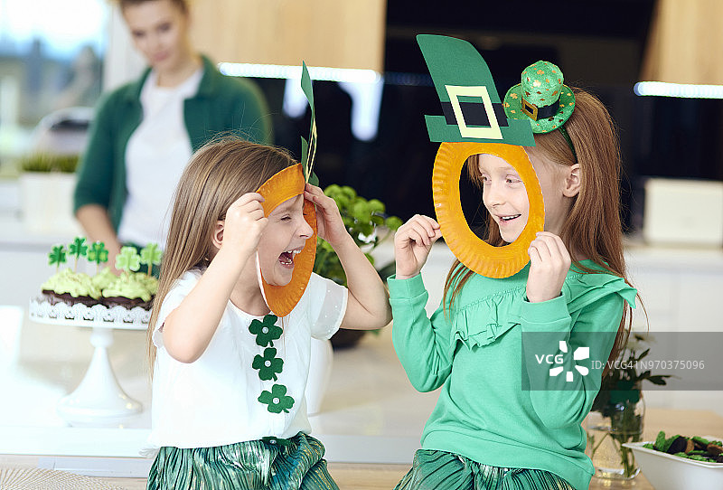 戴着手工面具，互相微笑的快乐女孩们（波兰德比察）图片素材