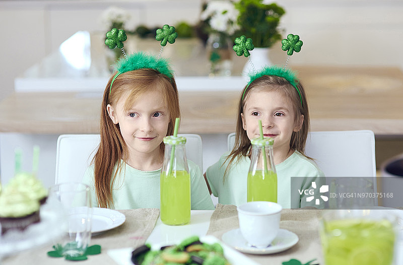 爱尔兰派对上兄弟姐妹的 портрет。德比卡，波兰图片素材