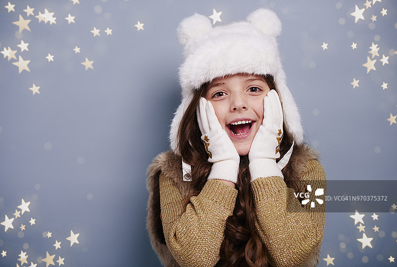 面露惊讶的女孩，波兰德比察图片素材