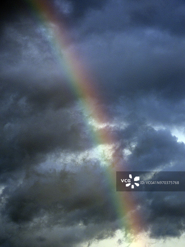 法国暴风雨天空中的彩虹图片素材