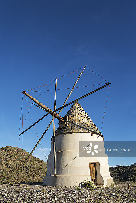 赫诺维斯山坳磨坊，位于西班牙安达卢西亚阿尔梅里亚省加塔-尼哈尔角自然保护区图片素材