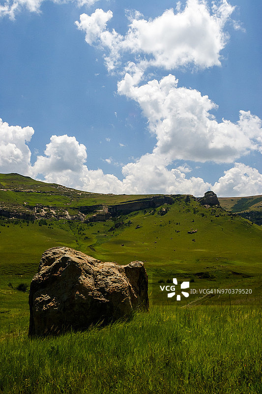 斯德克方丹大坝周围的山丘被大石头覆盖：南非斯德克方丹大坝图片素材