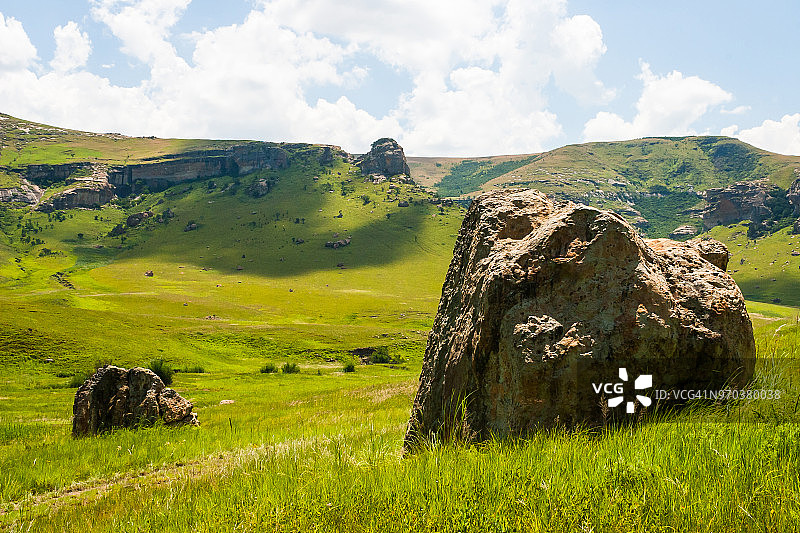 斯德克方丹大坝周围的山丘被大石头覆盖：南非斯德克方丹大坝图片素材