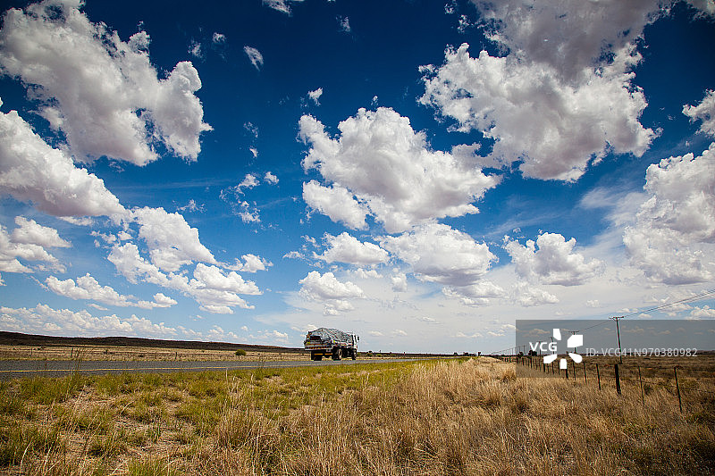 行驶在南非北开普省N12公路上的卡车图片素材