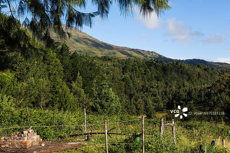 霍格斯巴克丘陵：徒步、钓鱼和放松的胜地，位于南非东开普省图片素材