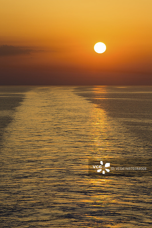 威尼斯日落时分的海洋船尾波浪景观图片素材