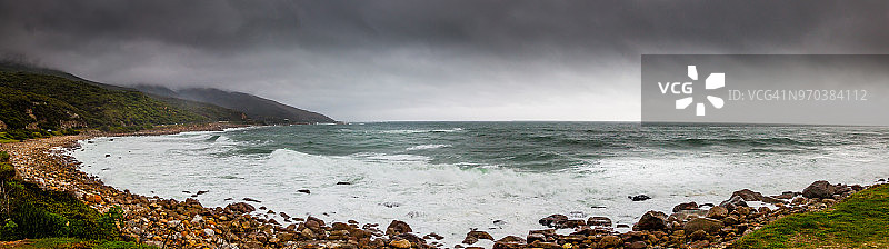 暴风雨天气里开普敦附近兰迪德诺海滩的大西洋海岸线图片素材