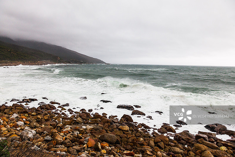 暴风雨天气里开普敦附近兰迪德诺海滩的大西洋海岸线图片素材