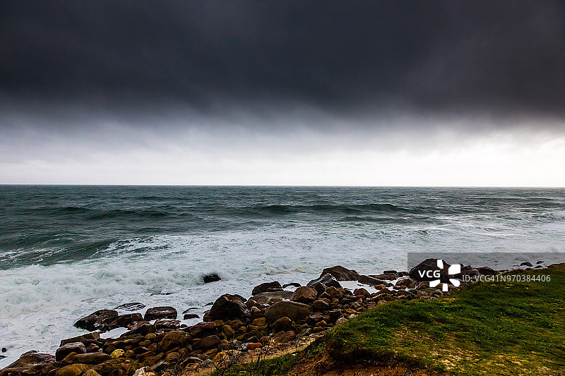 暴风雨天气里开普敦附近兰迪德诺海滩的大西洋海岸线图片素材