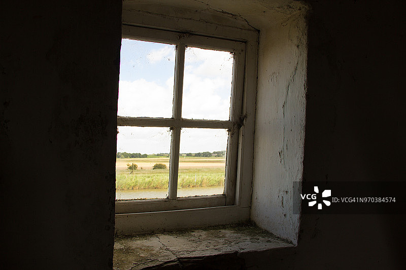 英格兰诺福克郡，布罗ads国家公园，特雷西武器排水磨坊的窗外风景图片素材