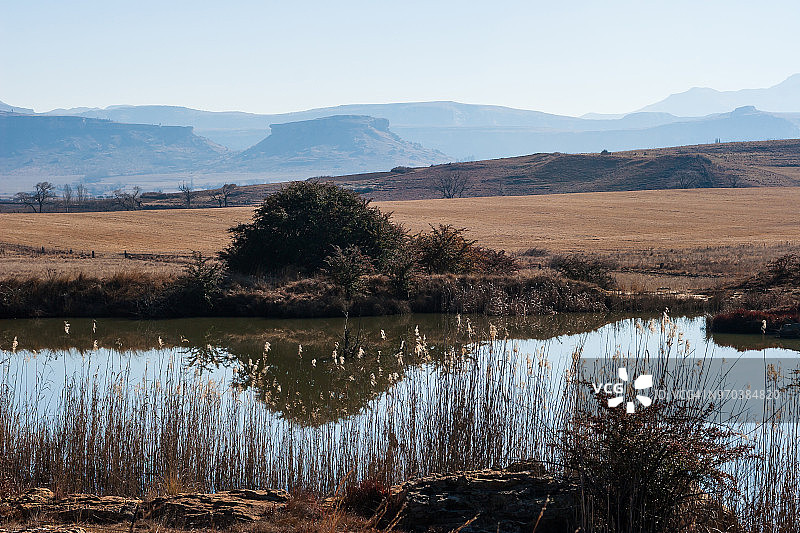 从克拉伦斯到富里斯堡的道路上看到的自由州景色图片素材
