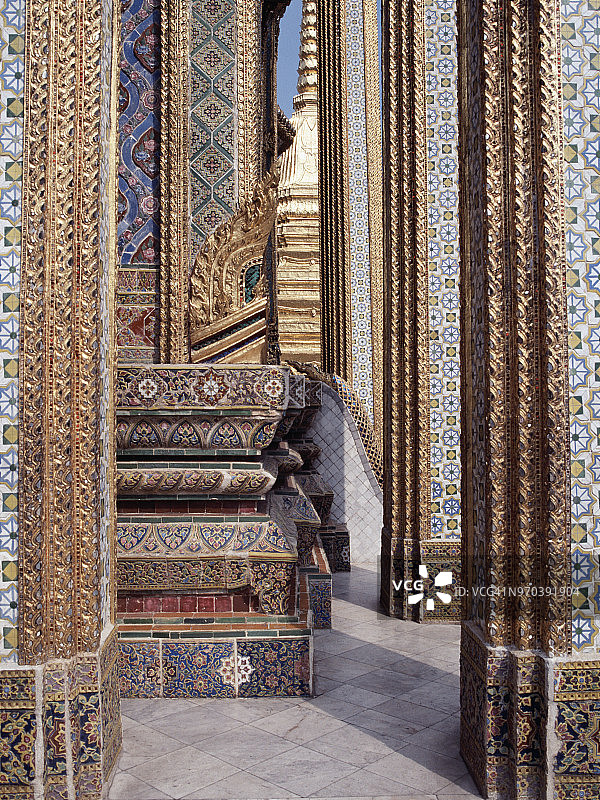 曼谷大皇宫建筑群中装饰的柱子图片素材